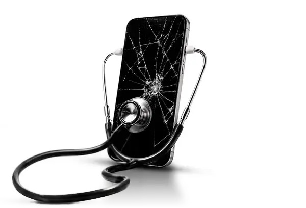 iPhone com a tela trincada sendo examinado por um estetoscópio
